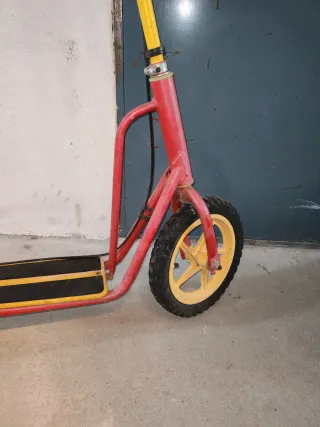 Patín todoterreno rojo y amarillo