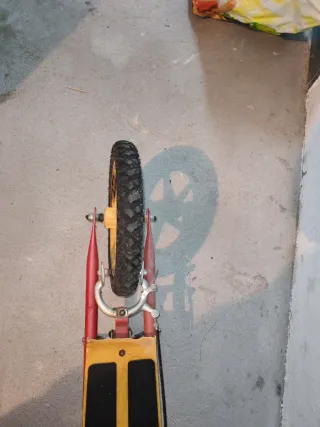 Patín todoterreno rojo y amarillo