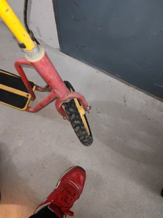 Patín todoterreno rojo y amarillo