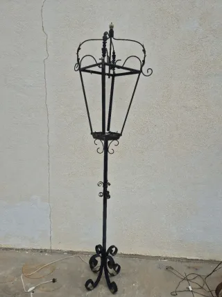 Farola de jardín de metal negra