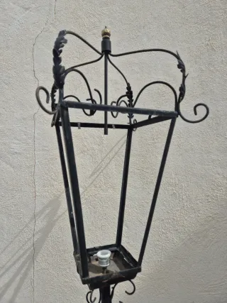 Farola de jardín de metal negra