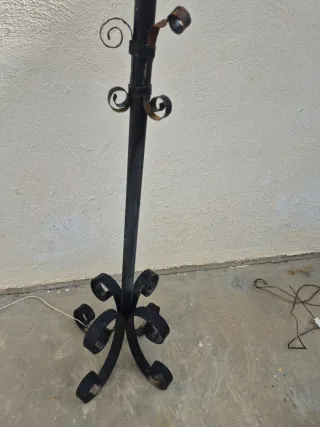 Farola de jardín de metal negra