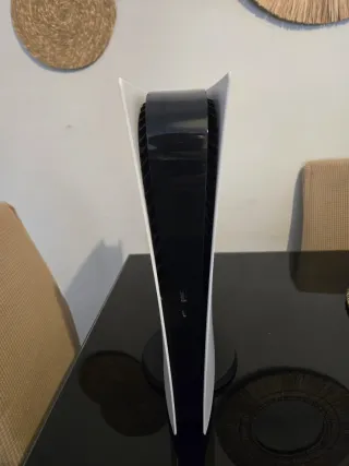 Consola PS5 Digital Edition Blanca con un mando.