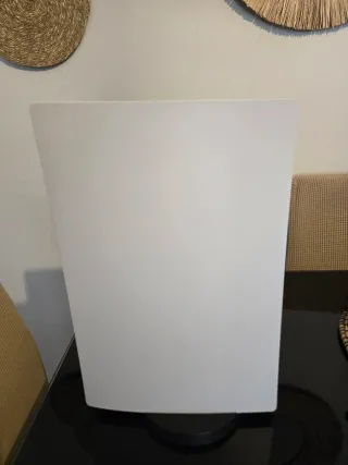 Consola PS5 Digital Edition Blanca con un mando.