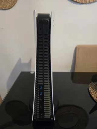 Consola PS5 Digital Edition Blanca con un mando.