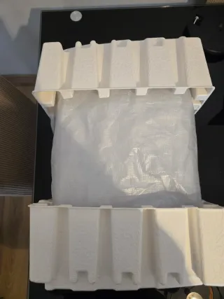 Consola PS5 Digital Edition Blanca con un mando.