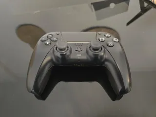 Consola PS5 Digital Edition Blanca con un mando.