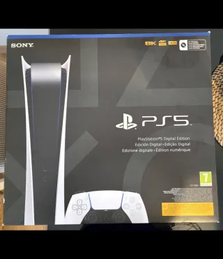 Consola PS5 Digital Edition Blanca con un mando.