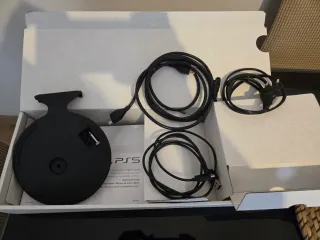 Consola PS5 Digital Edition Blanca con un mando.