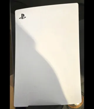 Consola PS5 Digital Edition Blanca con un mando.