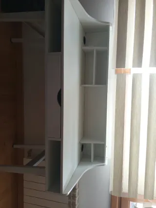 Escritorio blanco con cajones