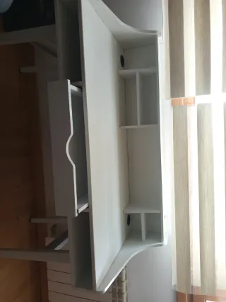 Escritorio blanco con cajones