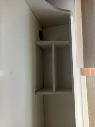 Escritorio blanco con cajones