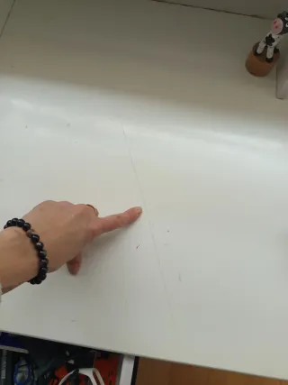 Escritorio blanco con cajones