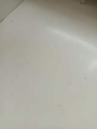 Escritorio blanco con cajones