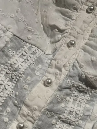 Blusa blanca bordada volantes