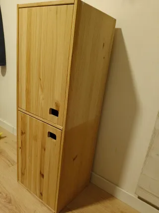 Mueble de madera de pino