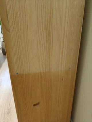 Mueble de madera de pino