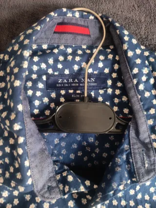 Camisa Zara azul con estampado blanco