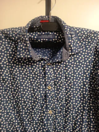 Camisa Zara azul con estampado blanco