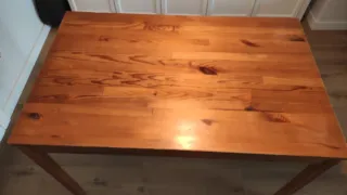 Mesa de comedor de pino Ikea.