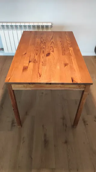 Mesa de comedor de pino Ikea.