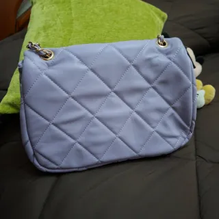 Bolso morado acolchado con cadena