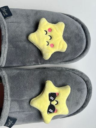 Zapatillas de estar por casa grises con estrellas