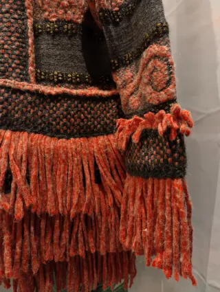 Chaqueta de flecos gris y roja