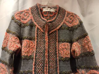 Chaqueta de flecos gris y roja