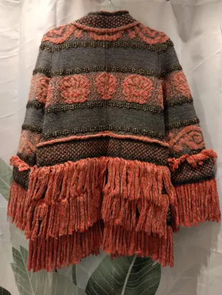 Chaqueta de flecos gris y roja