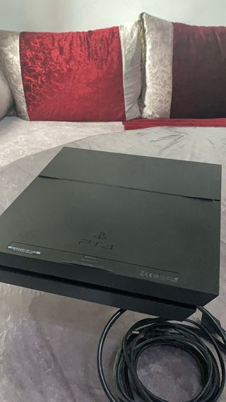 PS4 500GB + Cables