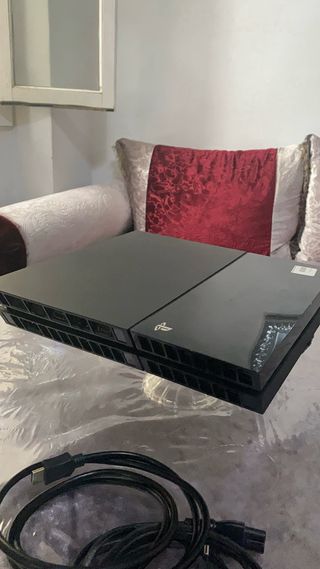 PS4 500GB + Cables