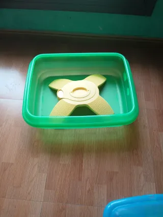 Tortuguero de plástico verde y amarillo con islote