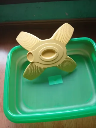 Tortuguero de plástico verde y amarillo con islote