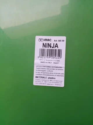 Tortuguero de plástico verde y amarillo con islote