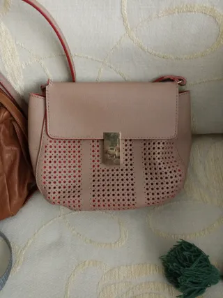Bolso mochila negro bordado flores y tres mas