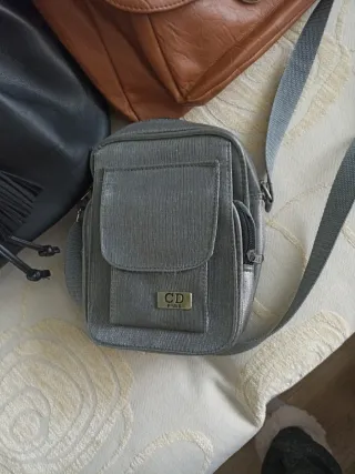 Bolso mochila negro bordado flores y tres mas