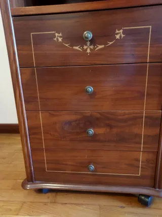 Mueble auxiliar de madera con cajones