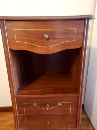 Mueble auxiliar de madera con cajones