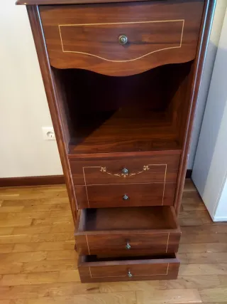 Mueble auxiliar de madera con cajones