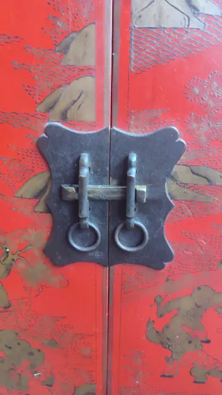 Armario oriental rojo y negro