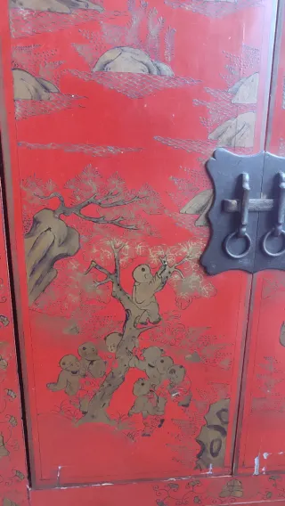 Armario oriental rojo y negro