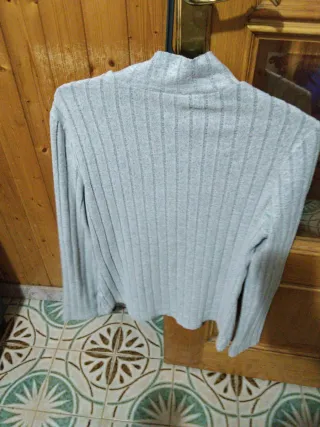 Camiseta SHEIN gris de cuello alto, talla L
