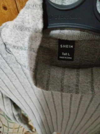 Camiseta SHEIN gris de cuello alto, talla L