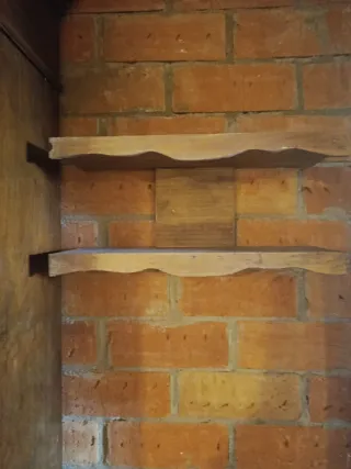 Estanterías rústicas de madera.