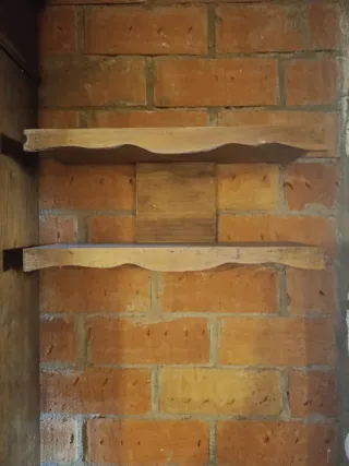 Estanterías rústicas de madera.