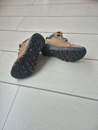 Botas de montaña 39 Quechua impermeables de cuero