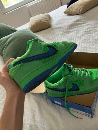 Nike SB Dunk Low Grinch Peluche