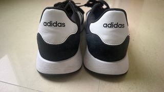 Zapatillas Adidas Negras y Blancas